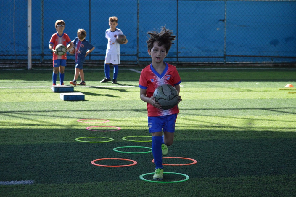 Professor orientando individualmente um aluno da Gol de Placa