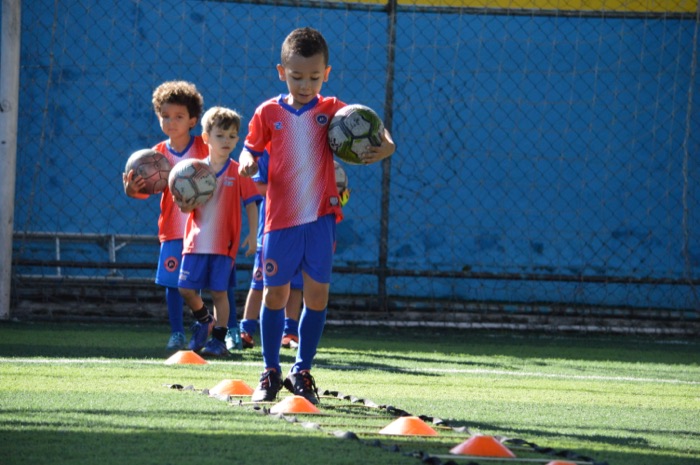 Alunos do Baby Craque com a bola