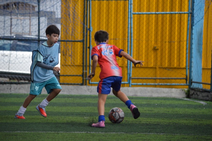 Aluno do Sub-11 driblando um adversário
