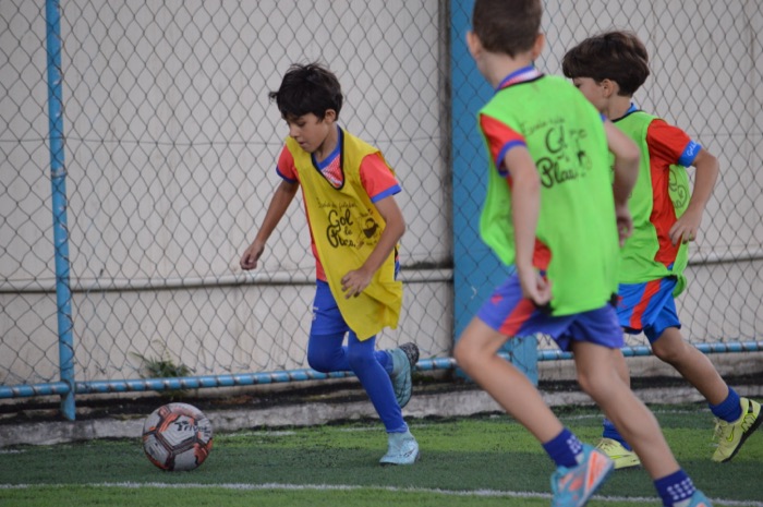 Aluno do Sub-13 em jogada de alta performance