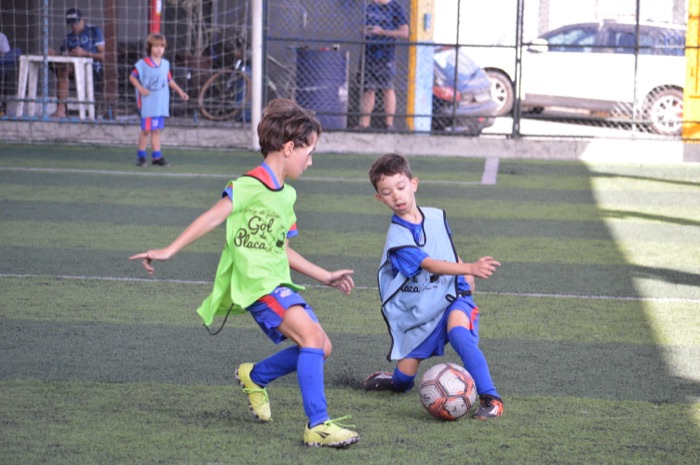 Alunos do Sub-9 disputando a bola