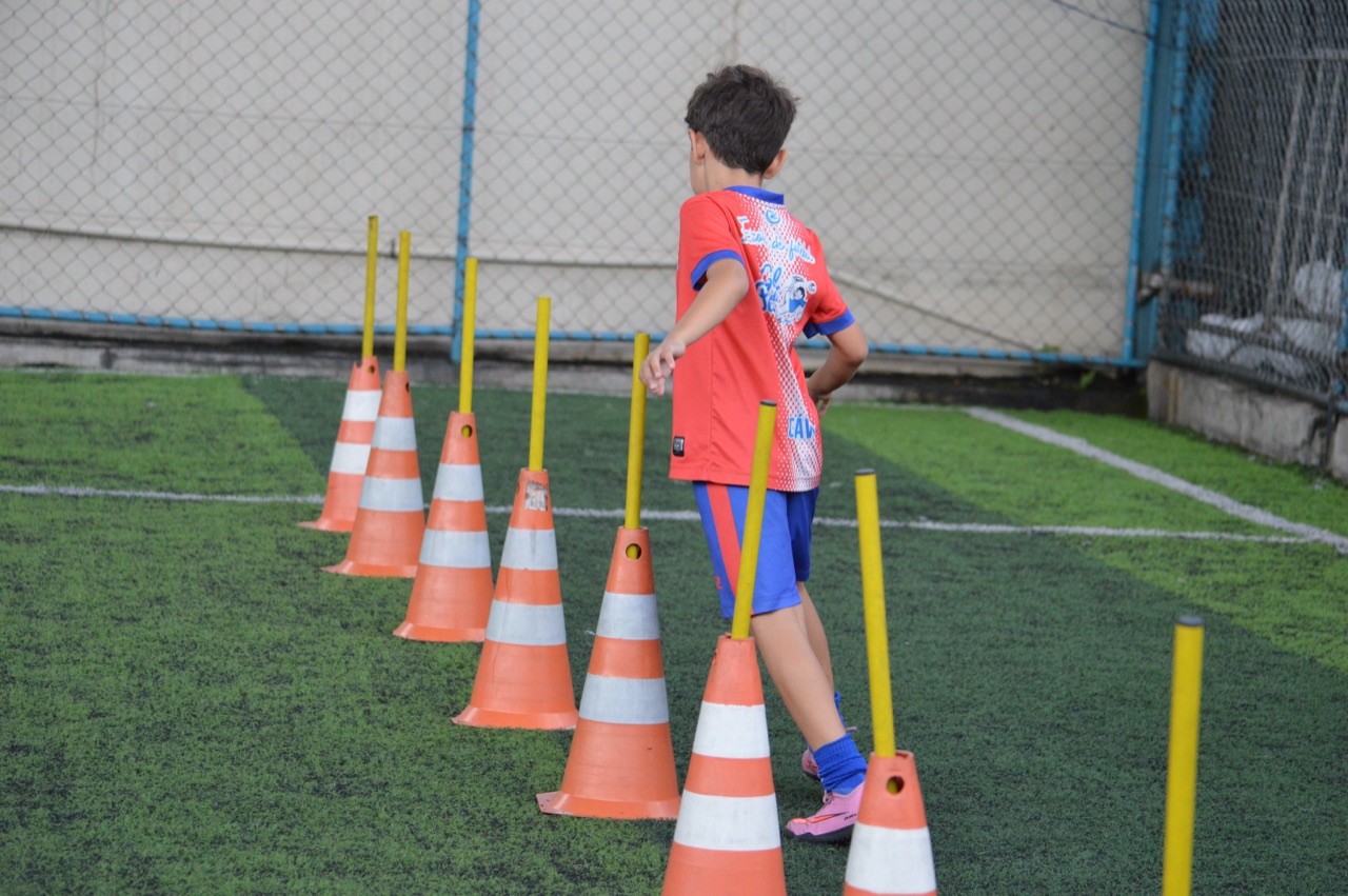 Alunos disputando a bola durante o treino